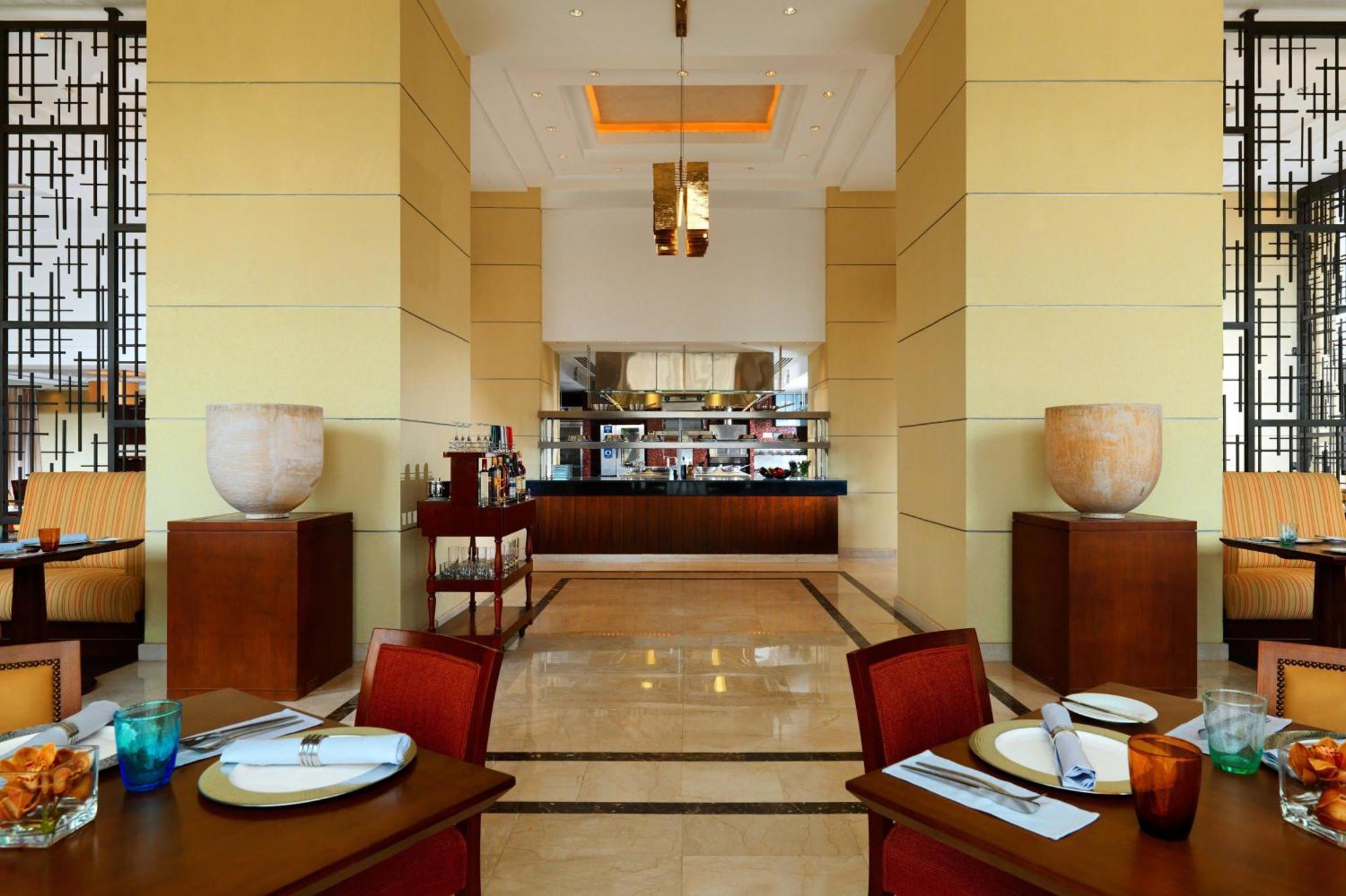 Sheraton Cairo Hotel&Casino Giza Esterno foto The restaurant