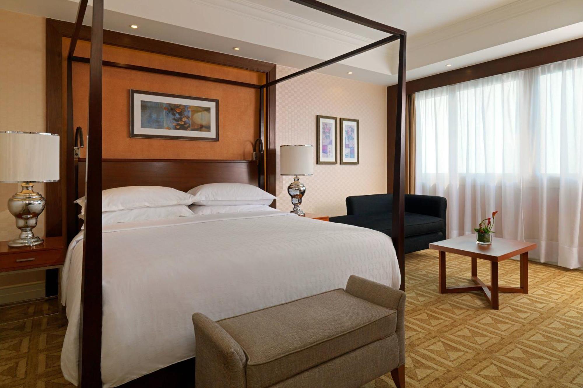 Sheraton Cairo Hotel&Casino Giza Esterno foto A guest room at the hotel