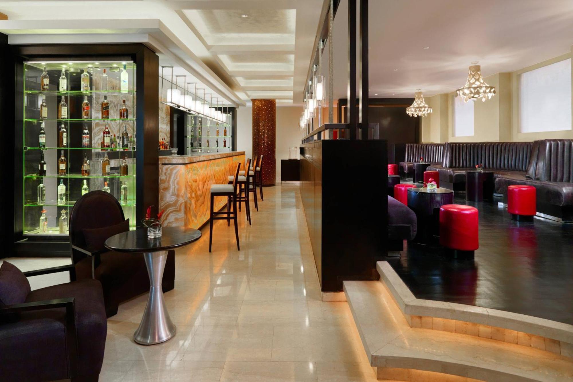 Sheraton Cairo Hotel&Casino Giza Esterno foto The bar at the hotel