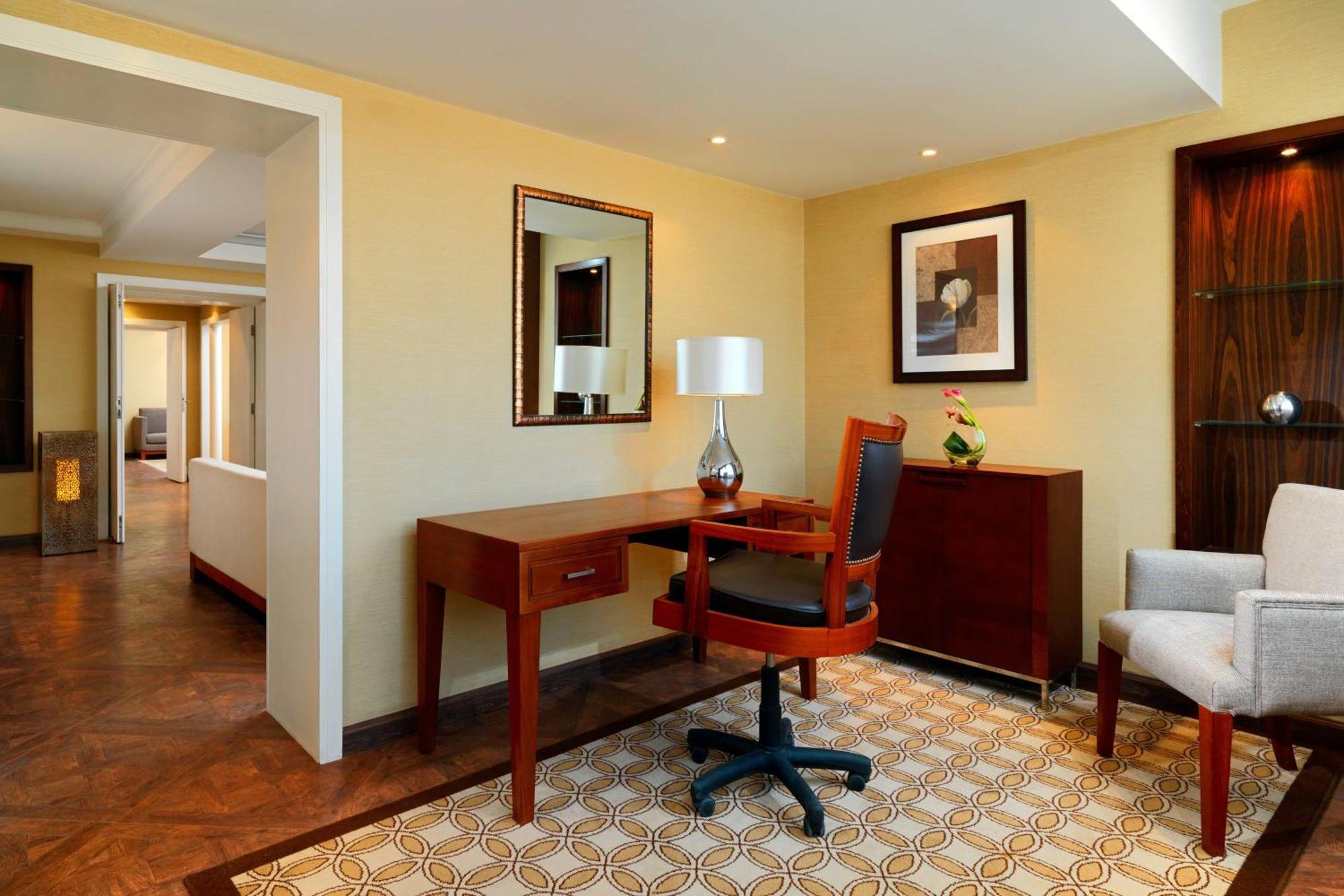 Sheraton Cairo Hotel&Casino Giza Esterno foto A work desk in a hotel room