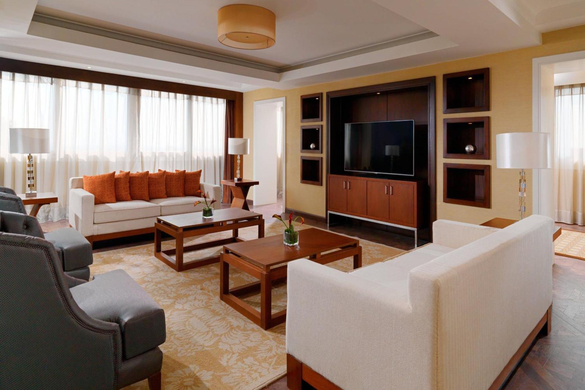 Sheraton Cairo Hotel&Casino Giza Esterno foto A living room