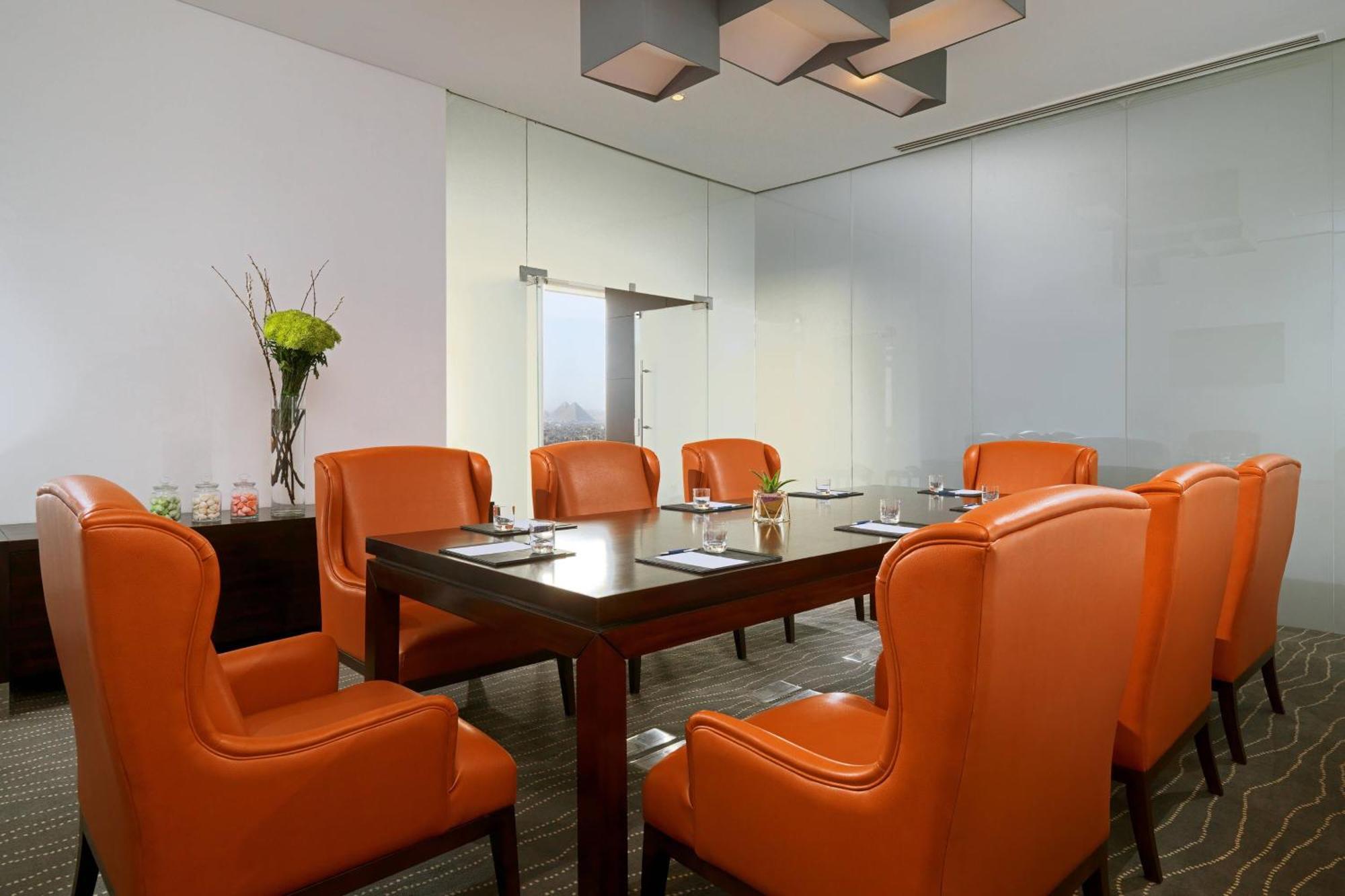 Sheraton Cairo Hotel&Casino Giza Esterno foto Meeting room at the hotel
