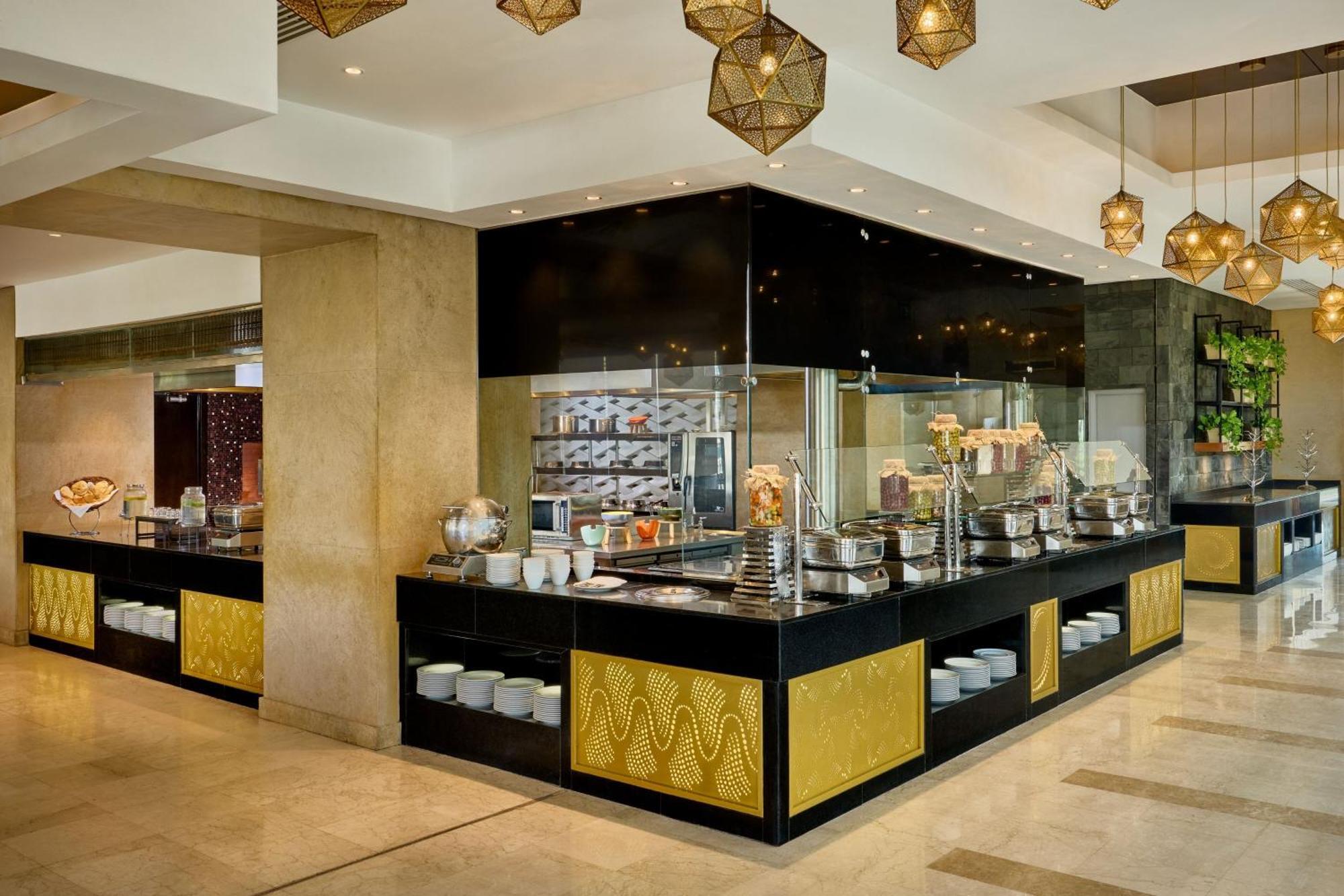 Sheraton Cairo Hotel&Casino Giza Esterno foto The buffet at the hotel
