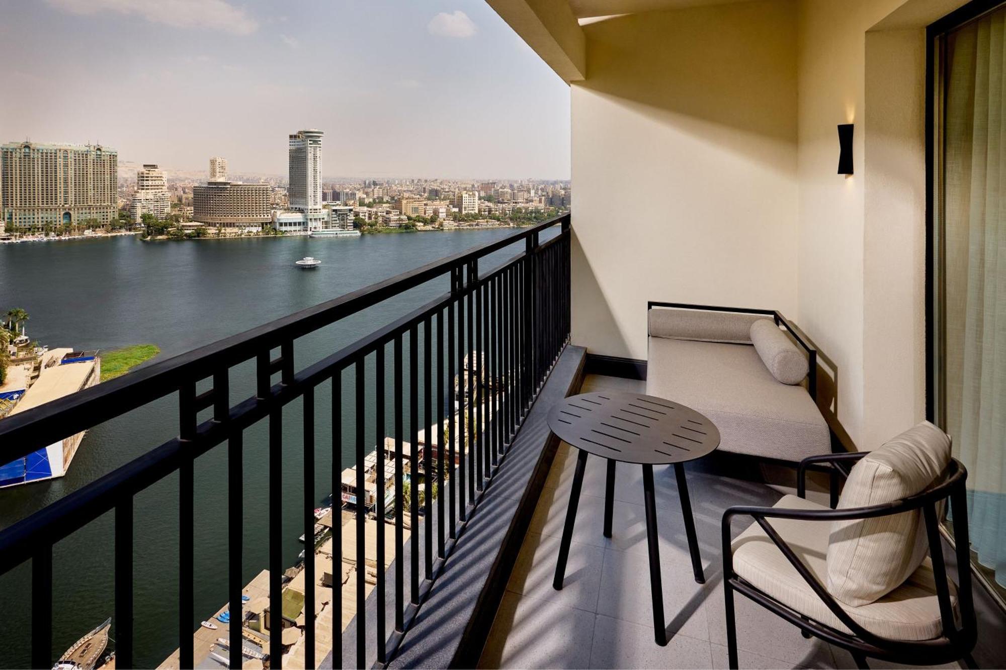 Sheraton Cairo Hotel&Casino Giza Esterno foto A balcony